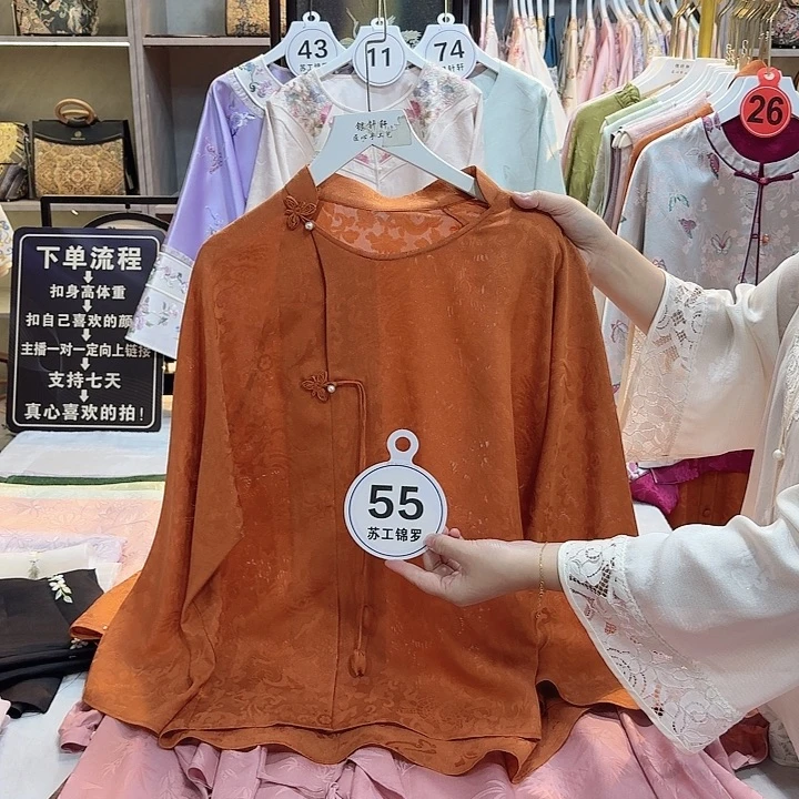 采***倩非遗传承人的精神风貌