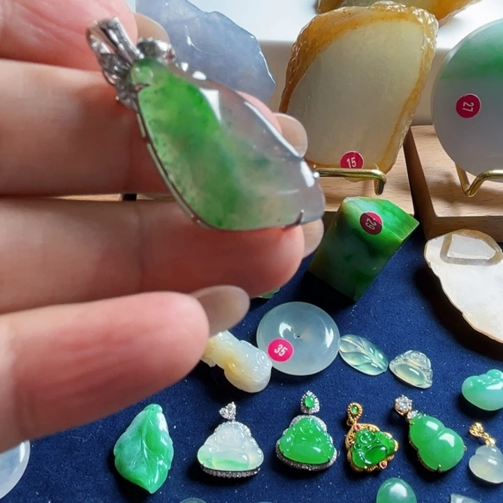 翡翠18K金镶嵌颈饰天然翡翠