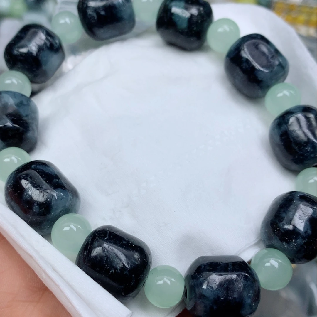 翡翠颈饰未镶嵌吊坠