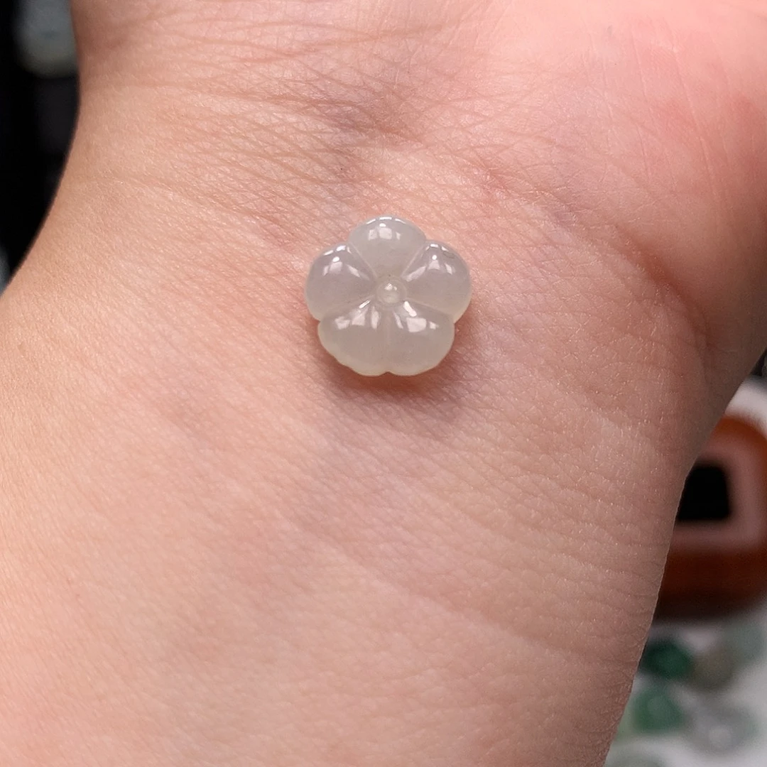 翡翠未镶嵌颈饰小花