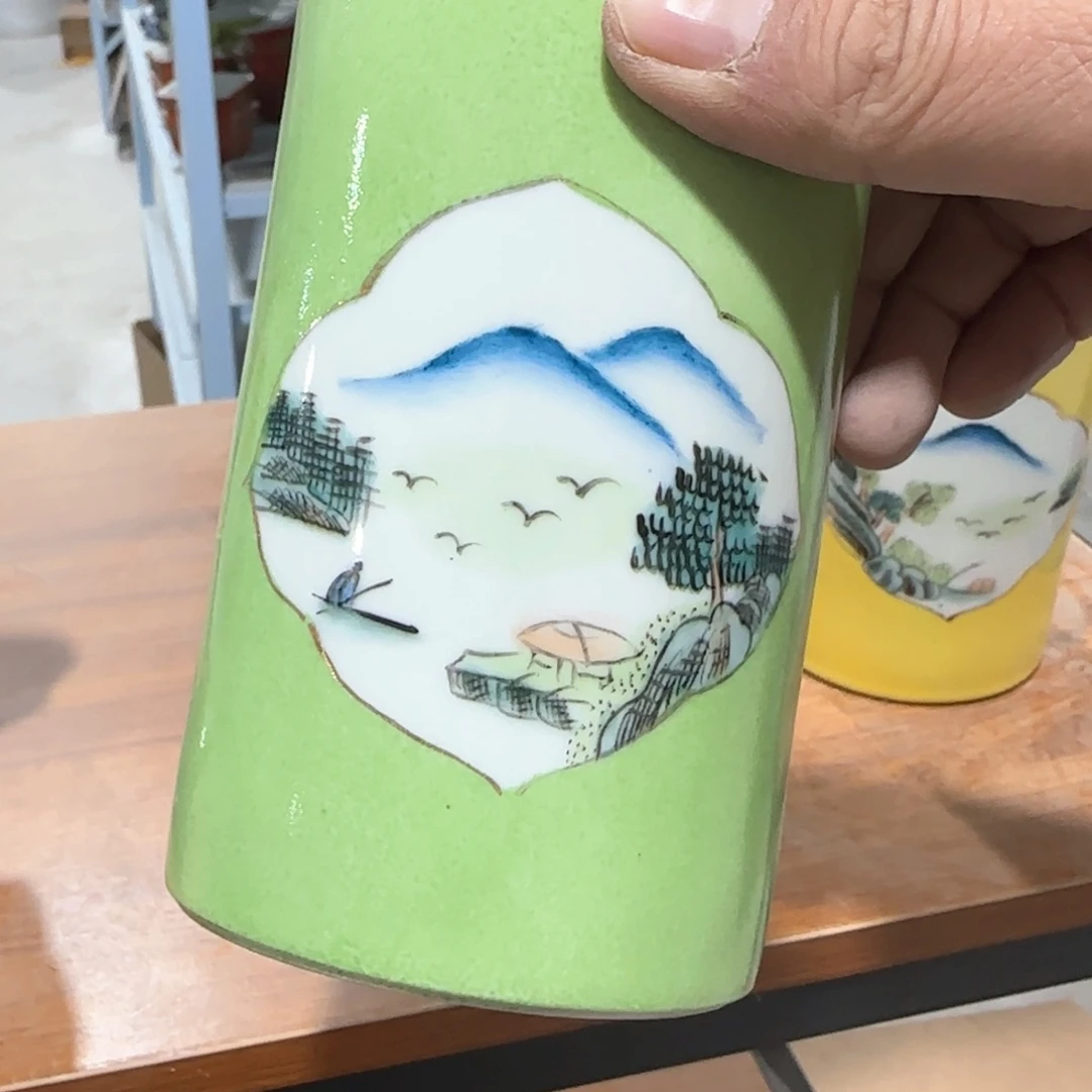 瓷片瓷器上还有两条长线上镌刻