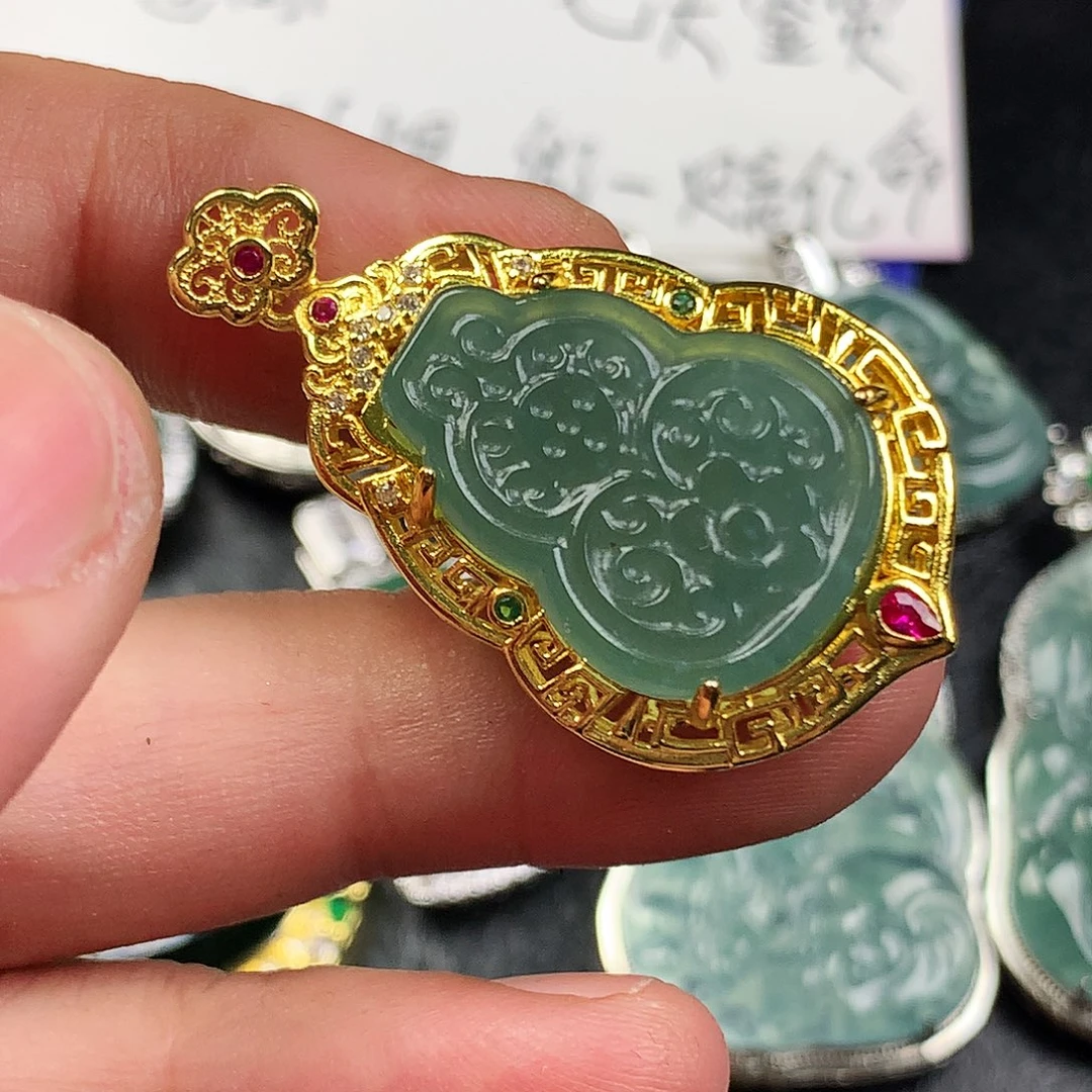 翡翠未镶嵌颈饰葫芦