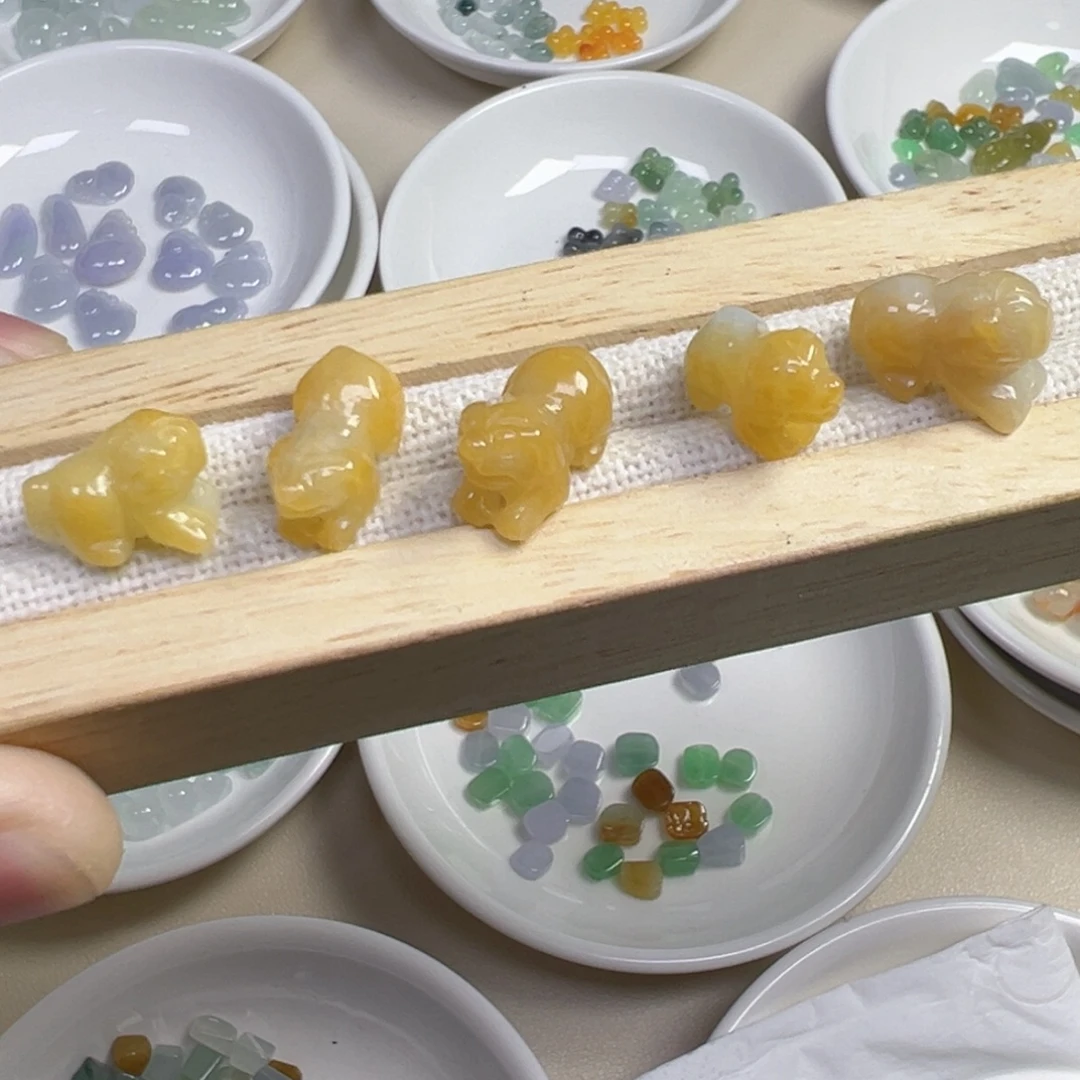 翡翠散珠黄狗一只