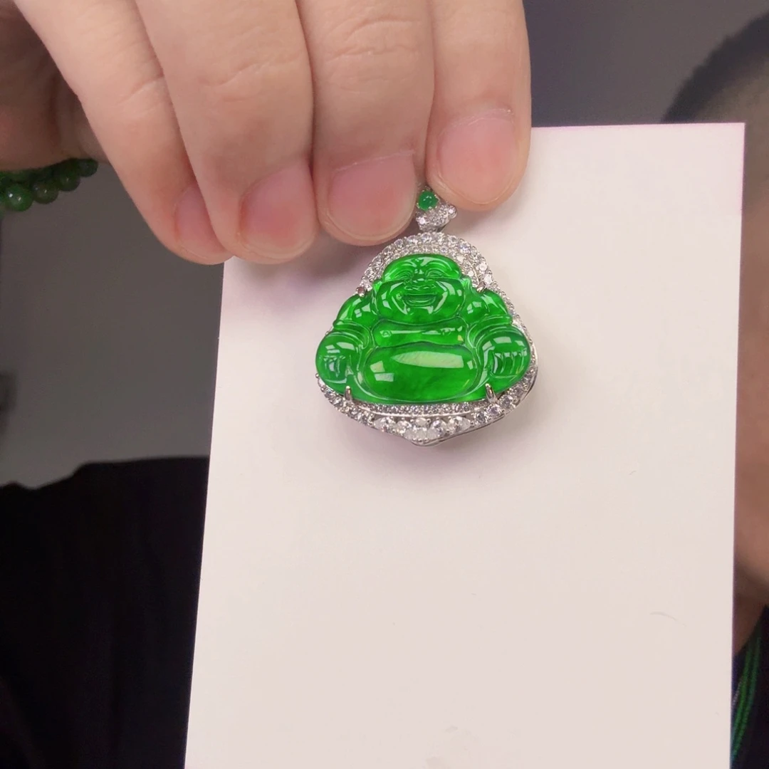 翡翠未镶嵌颈饰一件