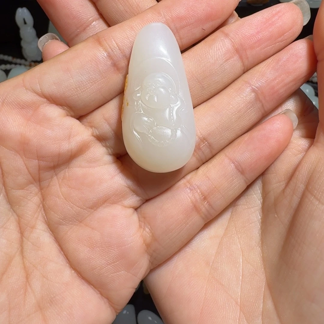 俊***逸和田玉未镶嵌颈饰