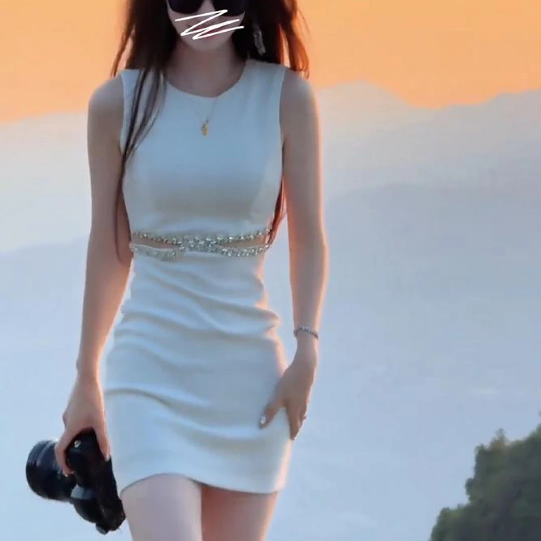 时尚设计款无袖修身显瘦包臀裙小黑裙设计感腰部镂空水钻连衣裙女