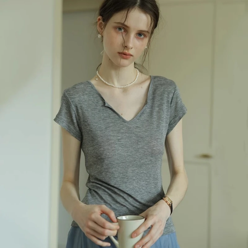 灰色v领薄款正肩短袖t恤女2025新款夏季休闲显瘦慵懒百搭短款上衣