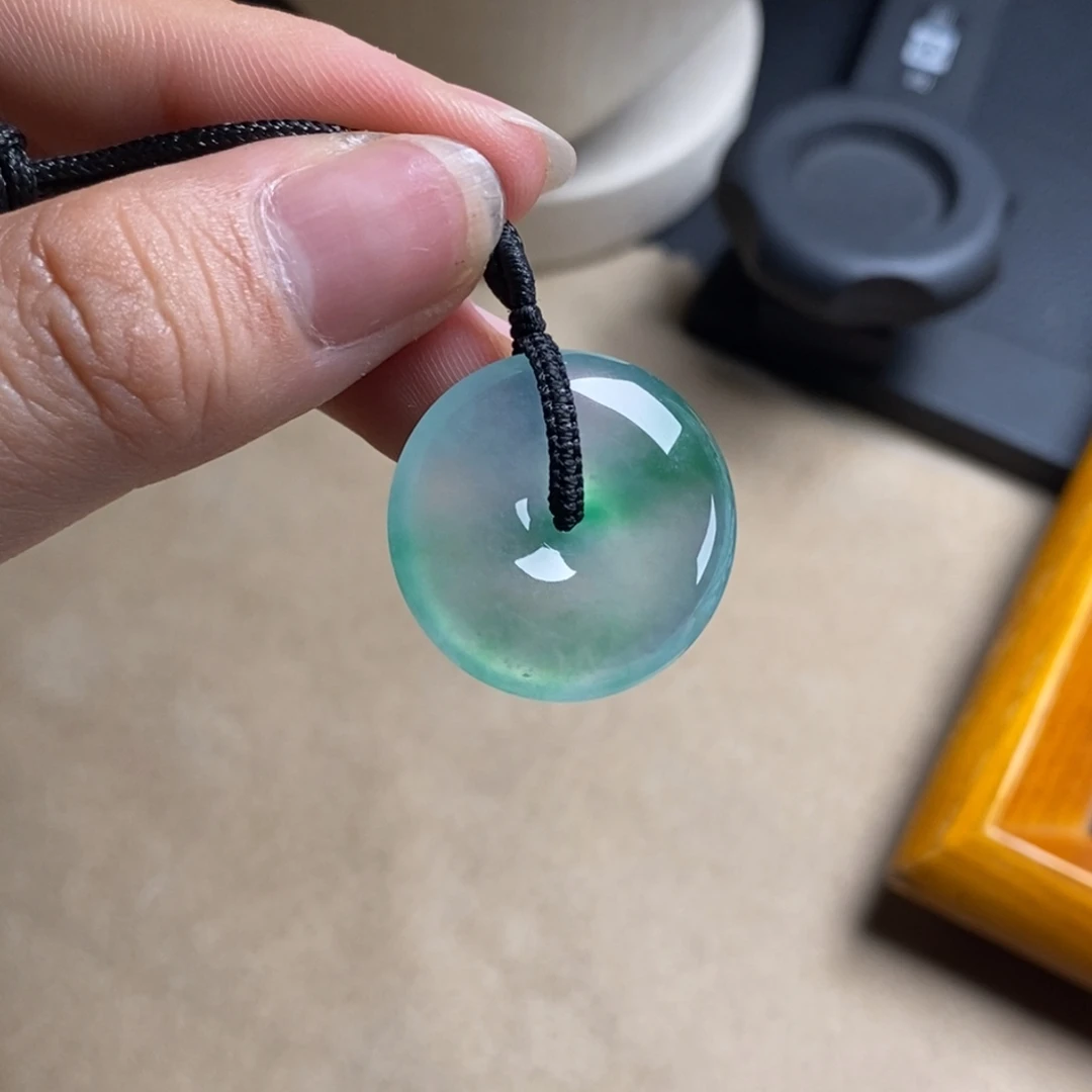 翡翠未镶嵌颈饰高冰白底飘金丝翠贵气平安扣