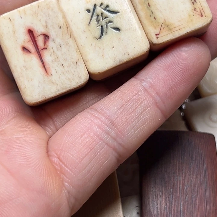 爱***肉实心竹雕刻手把件