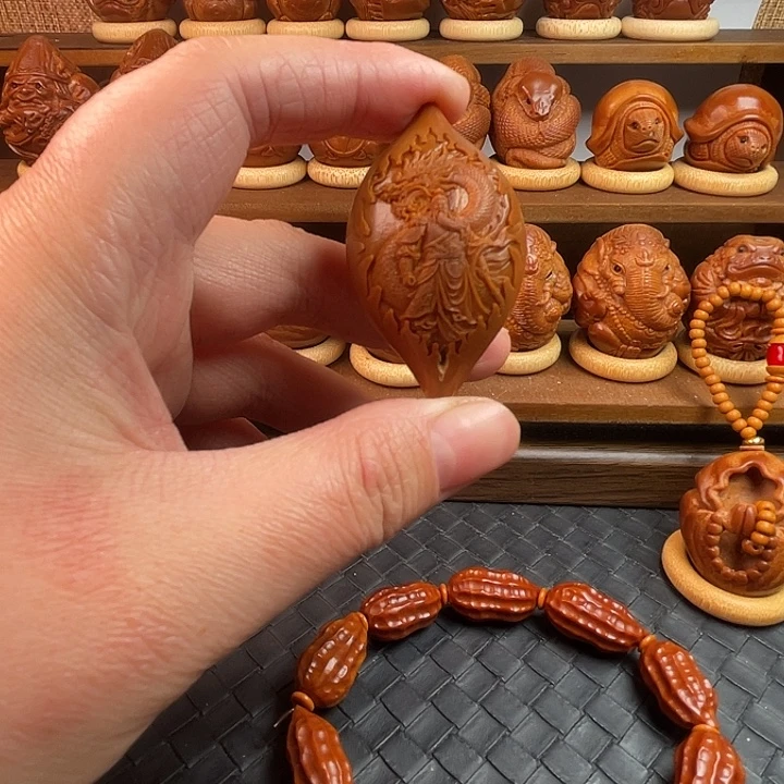 橄榄核吊坠手把件一个