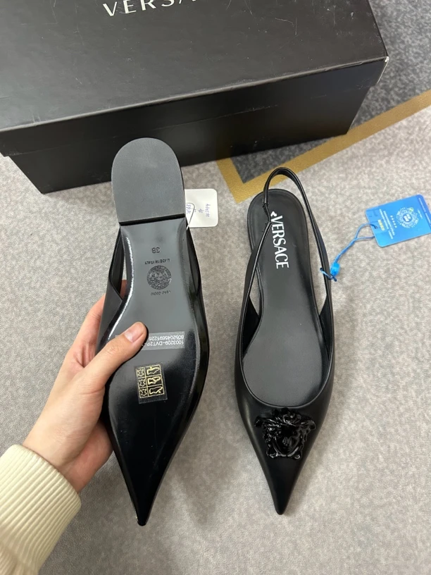 95新 VERSACE/范思哲 黑色范思哲尖头平底鞋99新三八码