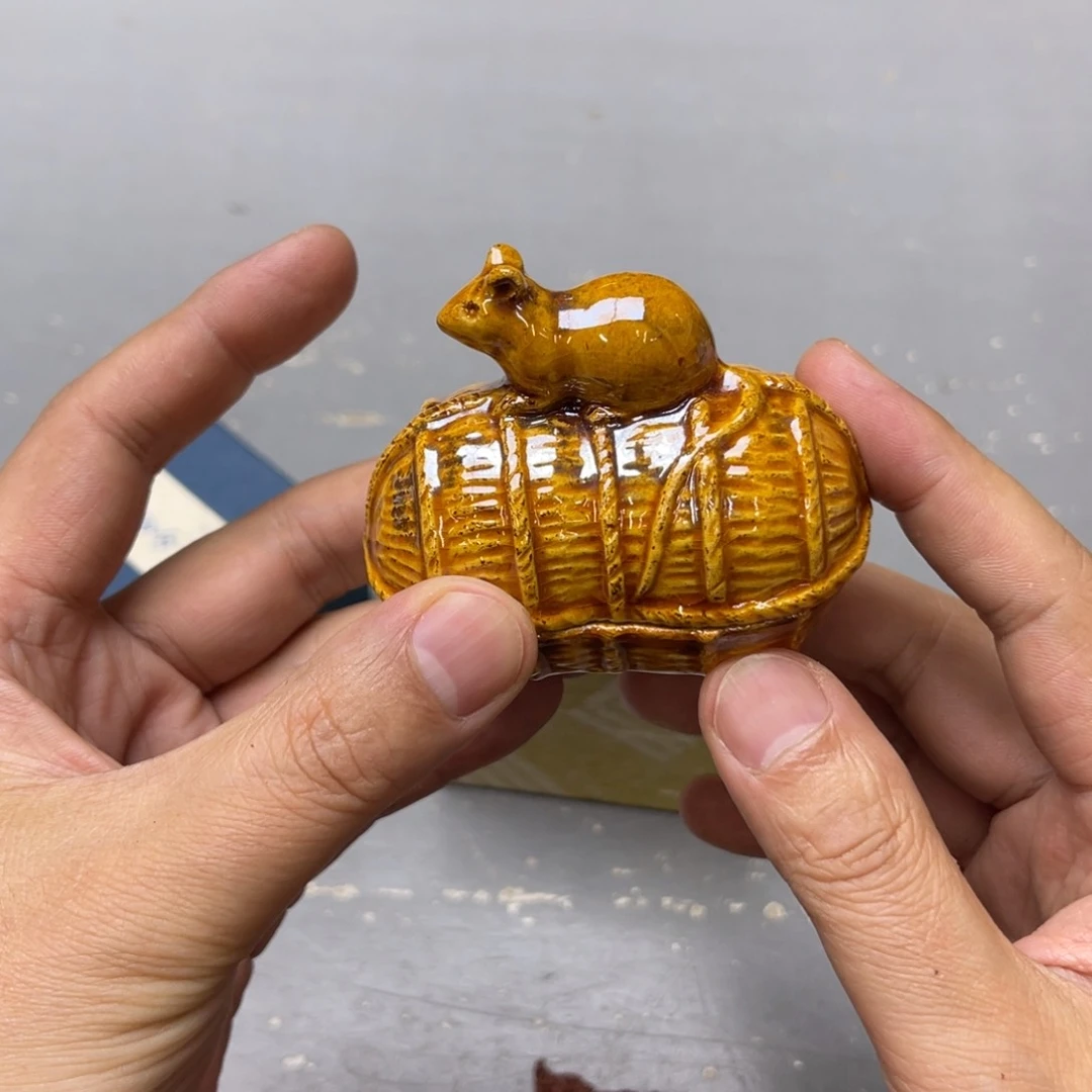 瓷片密密麻麻地铺满一