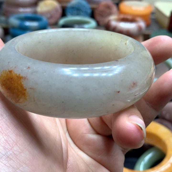 这***待石英质玉（黄龙玉）合金颈饰