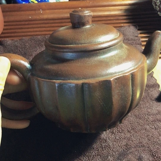 紫砂茶壶原矿泥料手工制作的紫砂壶。