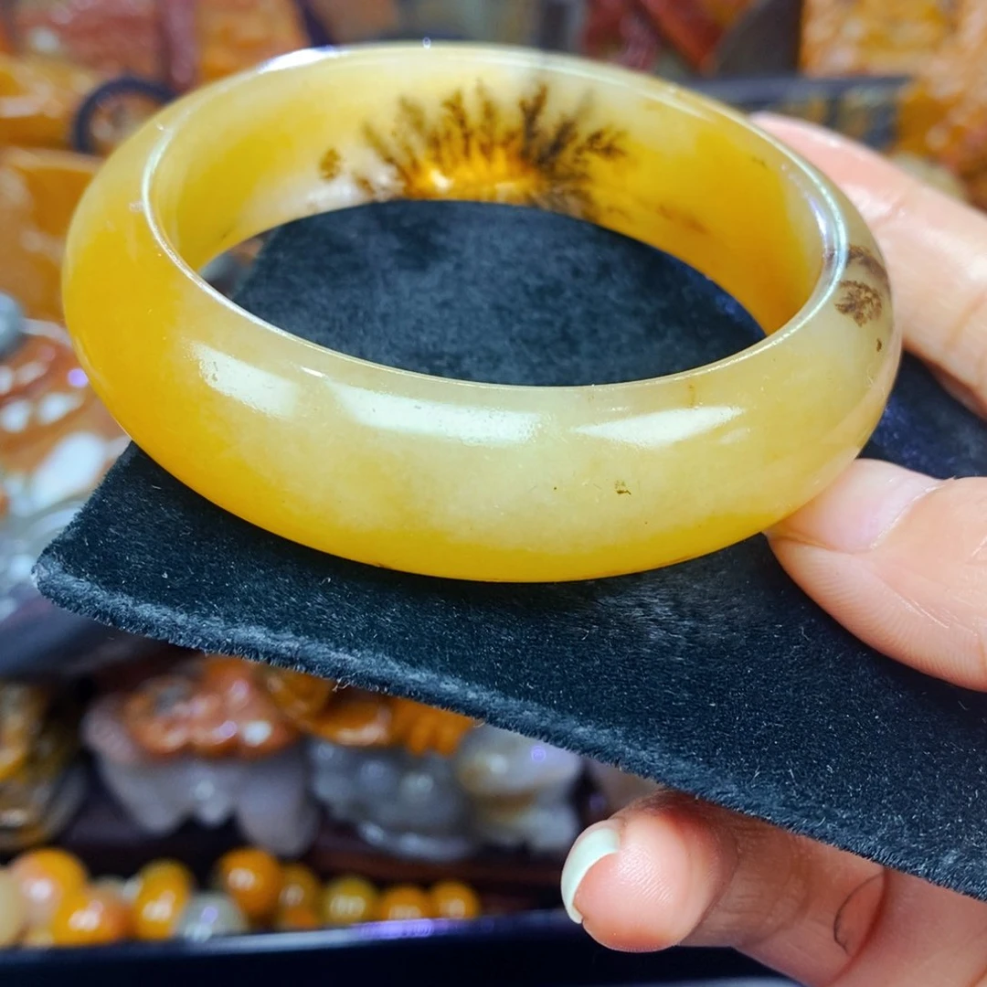 未镶嵌石英质玉（黄龙玉）颈饰