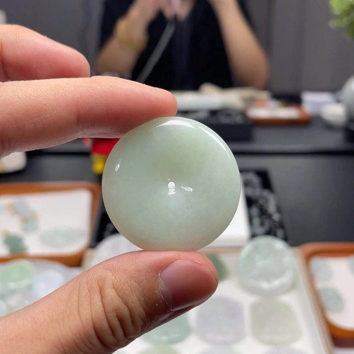 翡翠未镶嵌颈饰平安扣