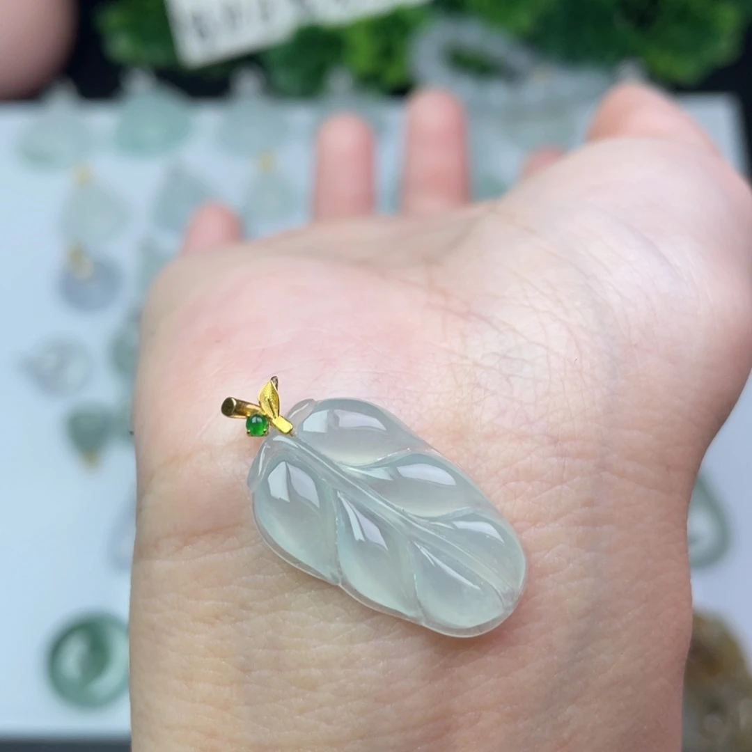 翡翠18K金镶嵌颈饰