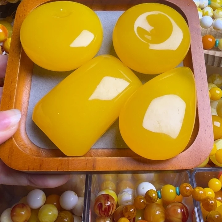 木质非金属平安扣一个，无事牌一个，水滴一个，面包扣一个