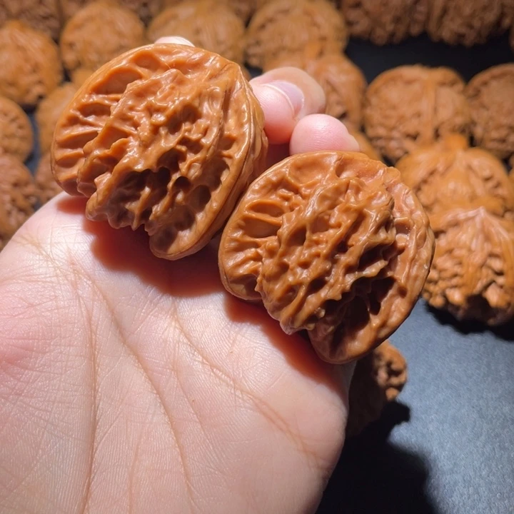 雷***Ω桃核吊坠小妹三棱