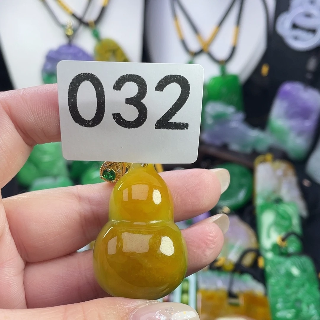 翡翠未镶嵌吊坠(赠链)