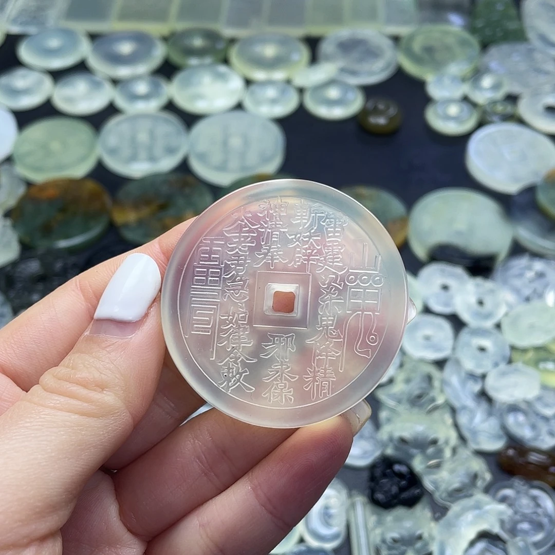 岫玉未镶嵌颈饰山鬼