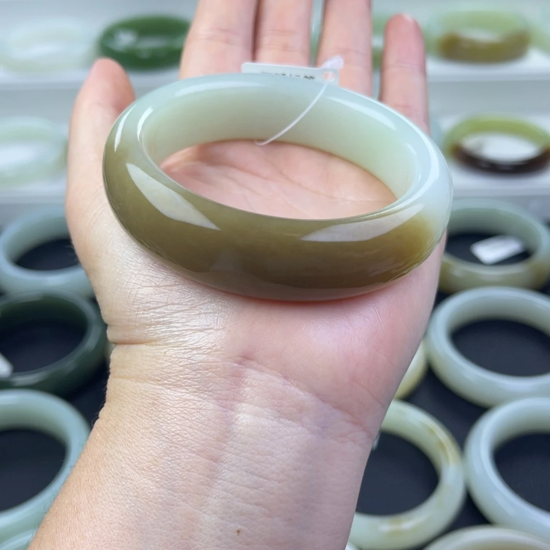 和田玉未镶嵌手镯