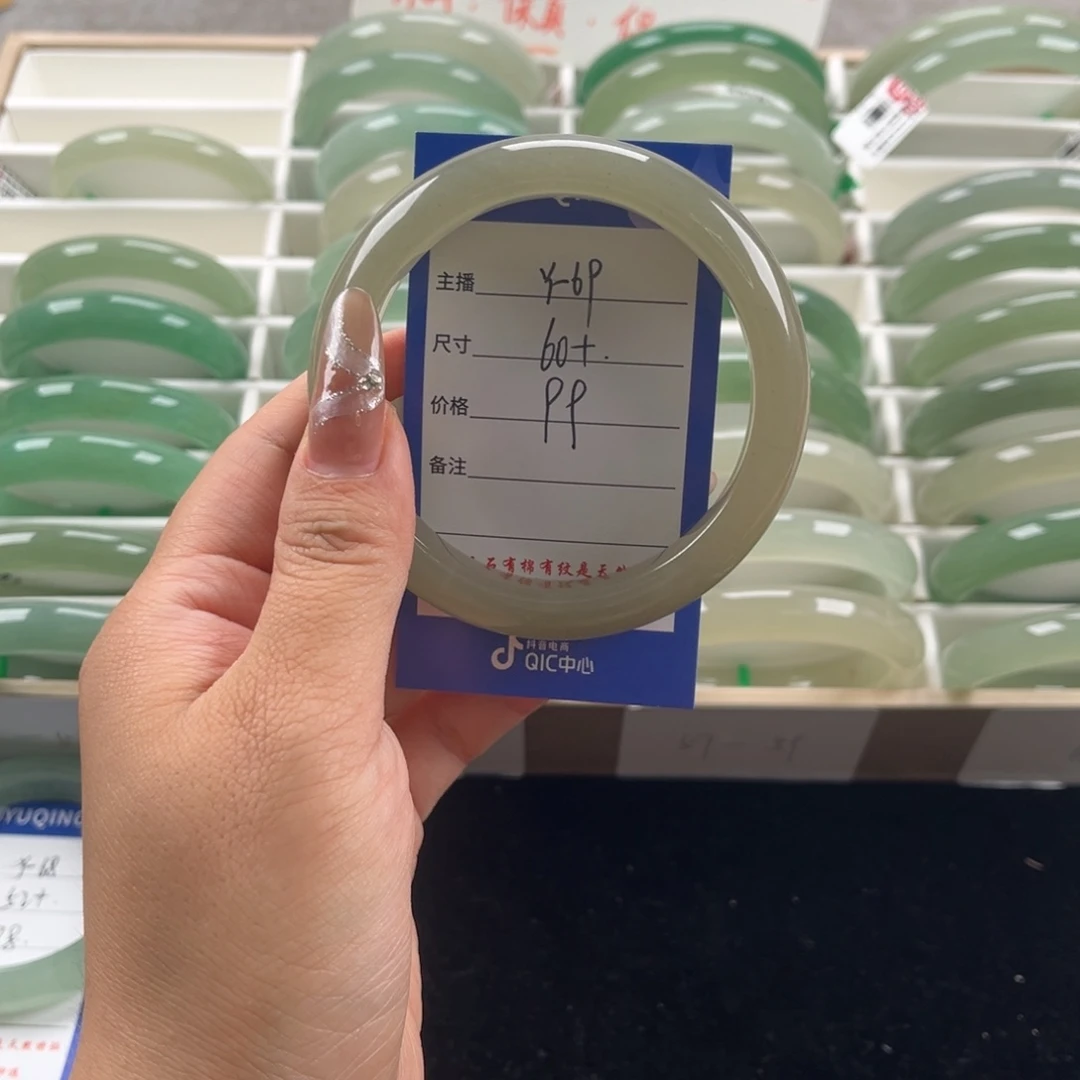 石英质玉未镶嵌手镯
