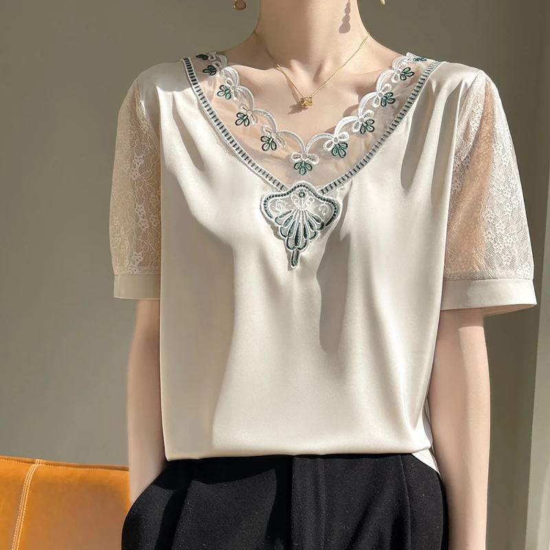 V领蕾丝拼接短袖t恤女夏季薄款宽松套头半袖打底显瘦丝滑缎面上衣