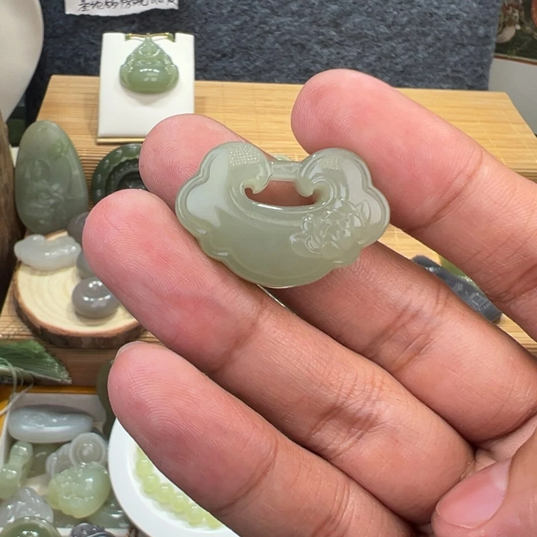 和田玉吊坠(不含链)未镶嵌小****）30mm锁有瑕疵特价款