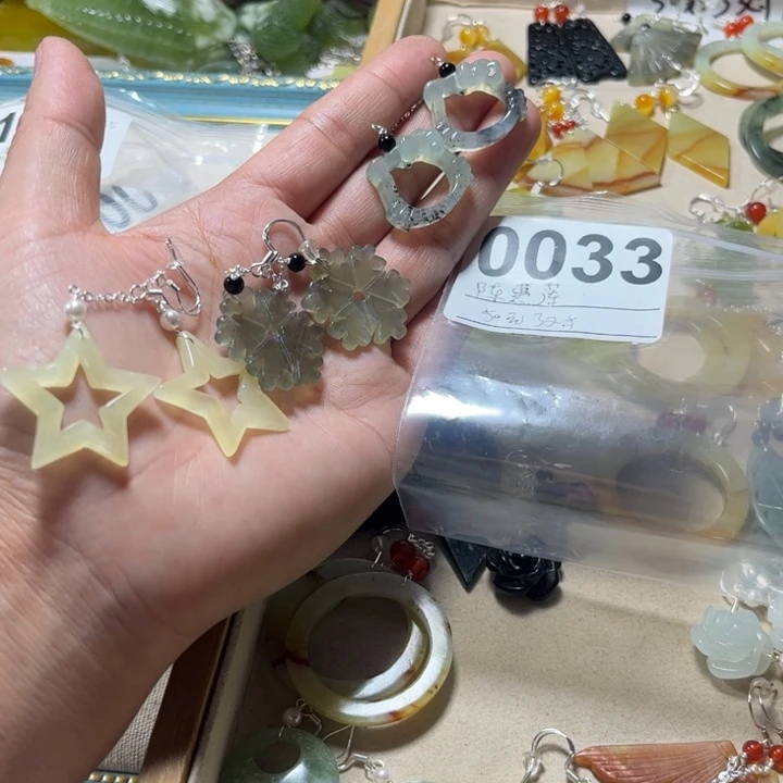 陈***莲蛇纹石玉合金耳饰