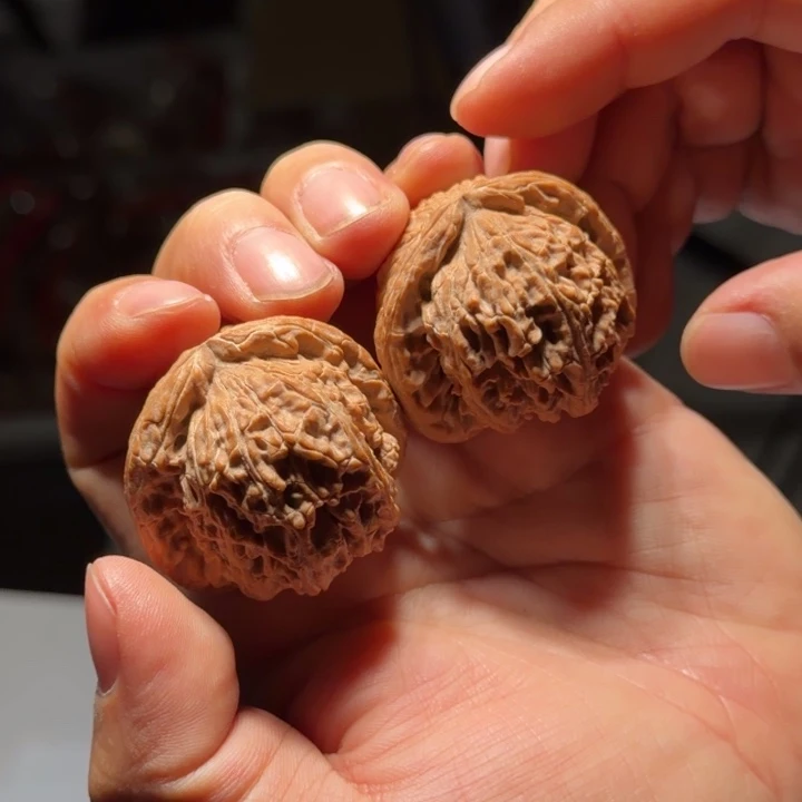 文玩核桃把件545号全品三角白42mm