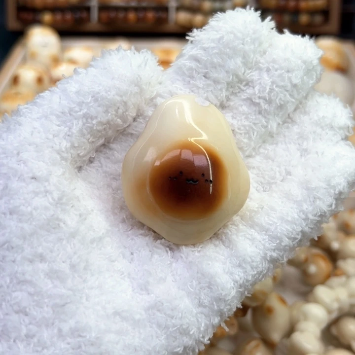 白玉菩提把件66 象牙果原果雕刻荷包蛋手把件