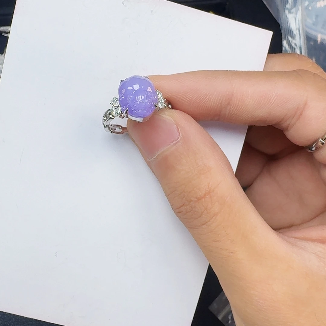 L***y翡翠18K金镶嵌颈饰一件