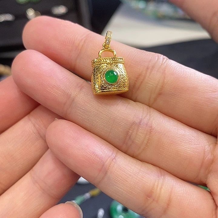 翡翠18K金镶嵌颈饰翡翠吊坠