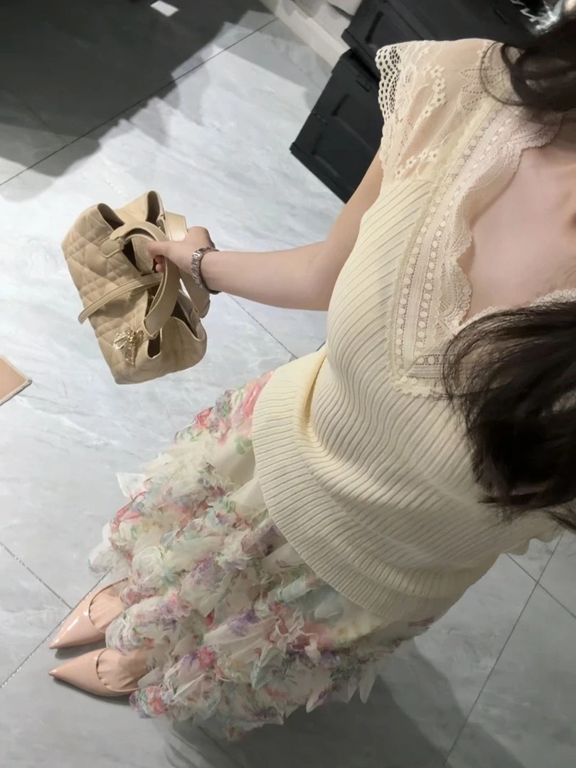 法式气质蕾丝边拼接v领短袖t恤女夏季高级感chic时尚显瘦正肩上衣