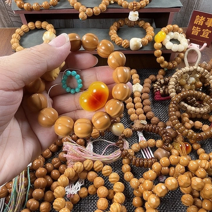 大鲨鱼背绿隔珠仿蜜蜡爱心手链