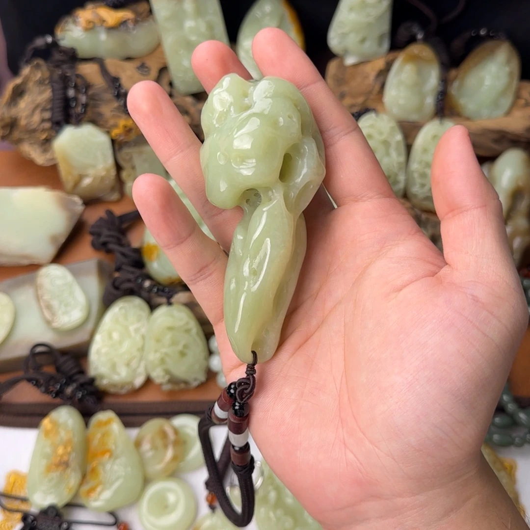 岫岩老玉（透闪石质玉）未镶嵌颈饰福利手把件200g