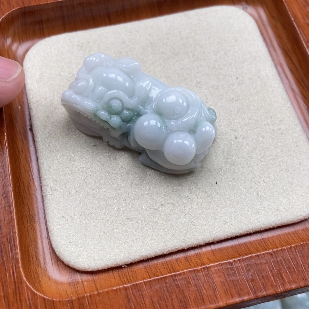 翡翠未镶嵌颈饰霸王