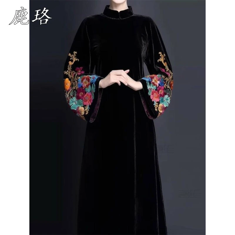 2025秋冬新款气质优雅连衣裙女高级感重工刺绣新中式丝绒长款裙子
