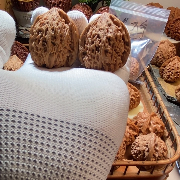 核桃逐鹿南疆石文玩核桃39