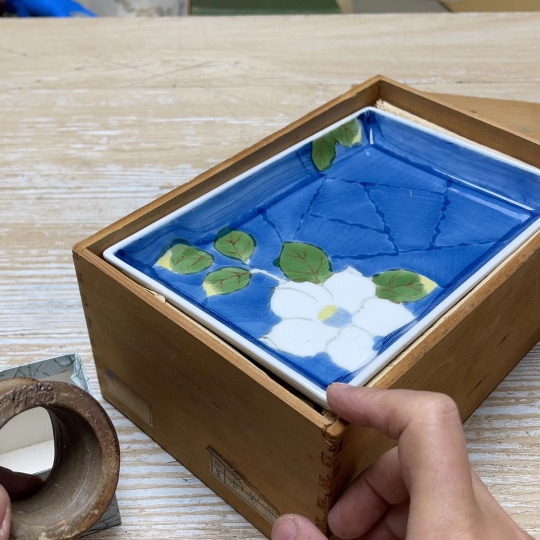 瓷片自*密密麻麻地排列着一个