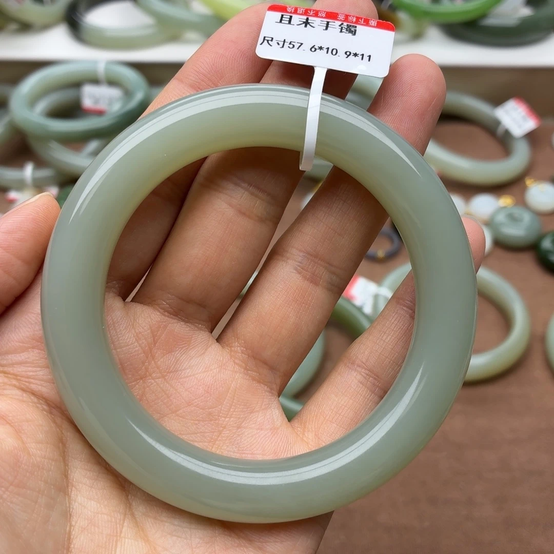 和田玉未镶嵌手镯