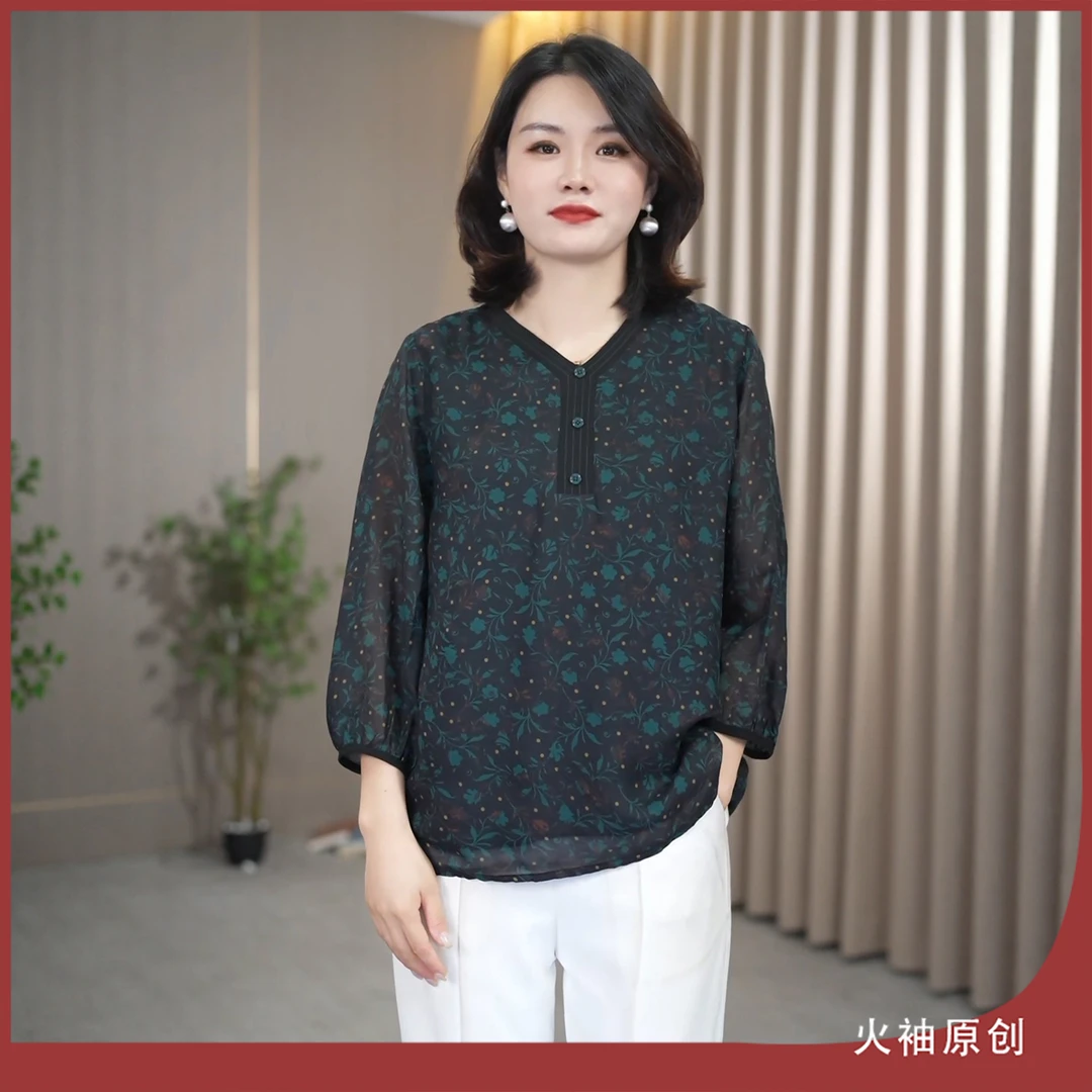 火袖G1522中老年妈妈装V领印花上衣早秋新款宽松显瘦大码碎花小衫