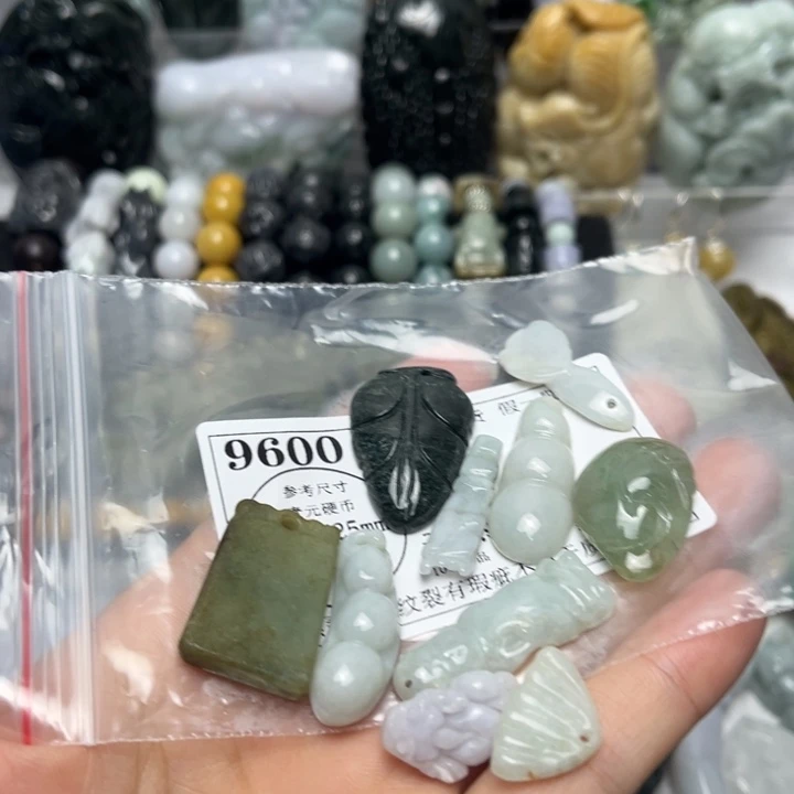 翡翠未镶嵌挂件9600