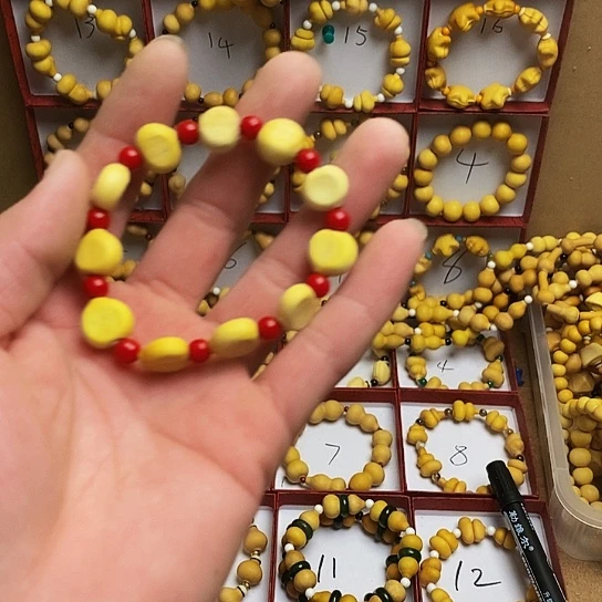 桃***酒水滴扁手串制作工艺