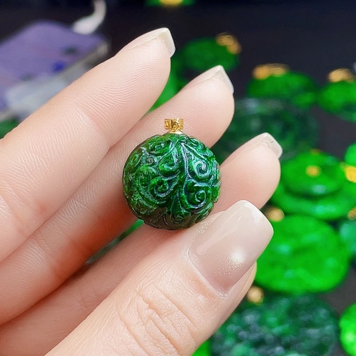 翡翠18K金镶嵌颈饰多样性