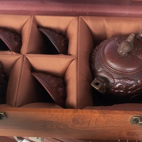 茶壶紫砂原矿泥料手工制作的一把紫砂壶。