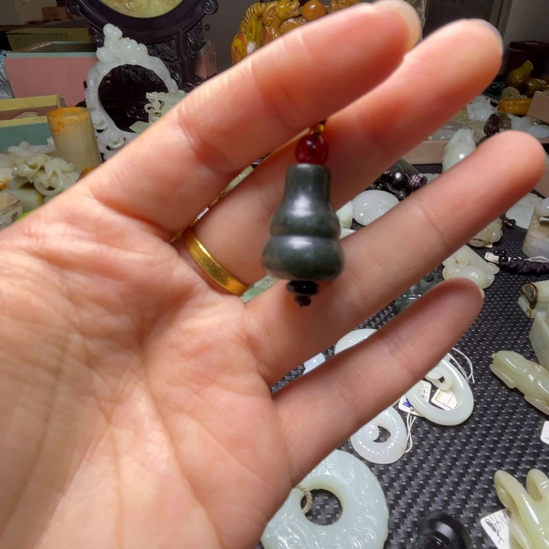 和田玉未镶嵌颈饰为**食