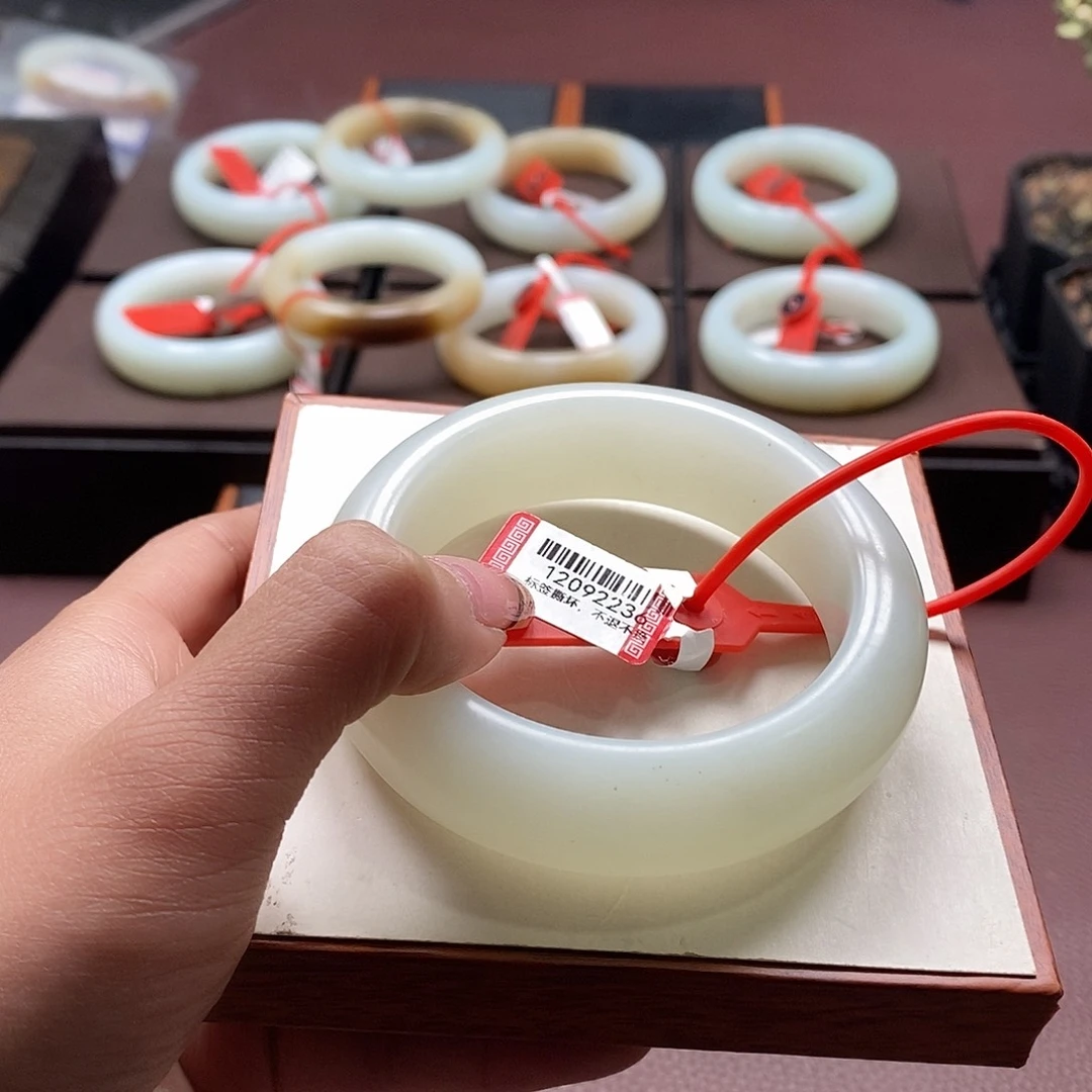 和田玉手镯未镶嵌安***板