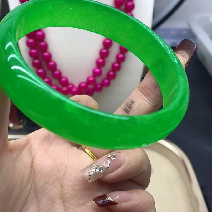 翡翠颈饰未镶嵌手镯